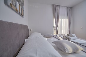 M&M Holiday House with a Pool by Litto