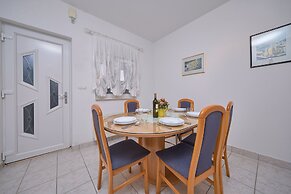 M&M Holiday House with a Pool by Litto