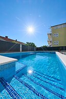 M&M Holiday House with a Pool by Litto