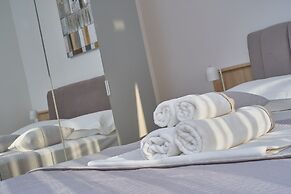 M&M Holiday House with a Pool by Litto