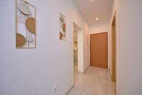 M&M Holiday House with a Pool by Litto