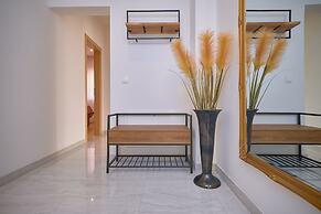 M&M Holiday House with a Pool by Litto