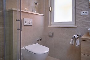 M&M Holiday House with a Pool by Litto