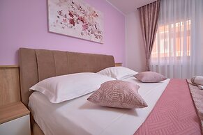 M&M Holiday House with a Pool by Litto