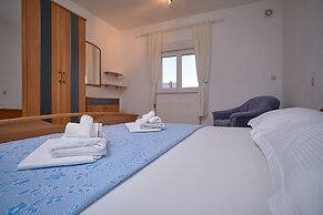 M&M Holiday House with a Pool by Litto