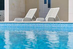 M&M Holiday House with a Pool by Litto