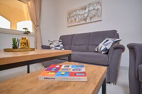 M&M Holiday House with a Pool by Litto