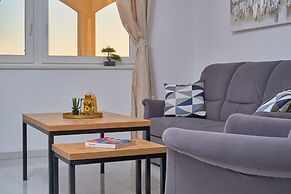 M&M Holiday House with a Pool by Litto