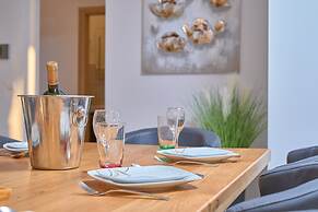 M&M Holiday House with a Pool by Litto