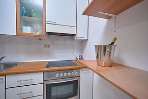 M&M Holiday House with a Pool by Litto