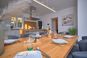 M&M Holiday House with a Pool by Litto