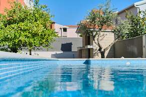 M&M Holiday House with a Pool by Litto