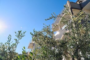 M&M Holiday House with a Pool by Litto