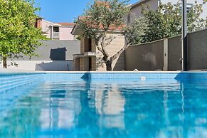 M&M Holiday House with a Pool by Litto