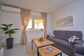 M&M Holiday House with a Pool by Litto