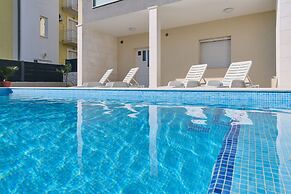 M&M Holiday House with a Pool by Litto