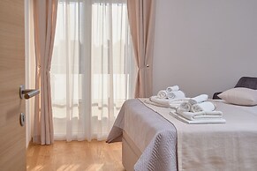 M&M Holiday House with a Pool by Litto