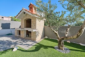 M&M Holiday House with a Pool by Litto