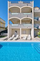 M&M Holiday House with a Pool by Litto