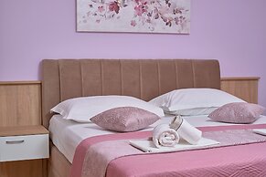 M&M Holiday House with a Pool by Litto