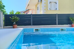 M&M Holiday House with a Pool by Litto