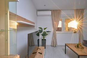 M&M Holiday House with a Pool by Litto