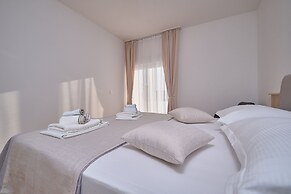 M&M Holiday House with a Pool by Litto