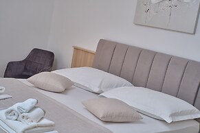 M&M Holiday House with a Pool by Litto