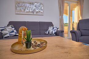 M&M Holiday House with a Pool by Litto