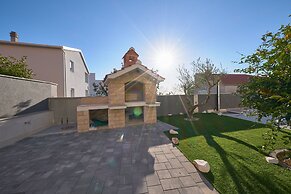 M&M Holiday House with a Pool by Litto