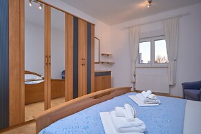 M&M Holiday House with a Pool by Litto