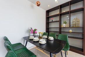 RIVERGATE apartment infinity pool & Gym