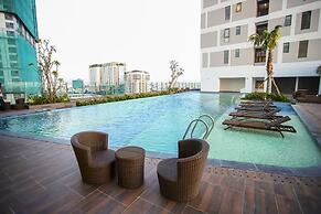RIVERGATE apartment infinity pool & Gym
