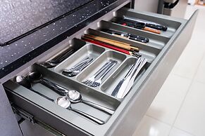 RIVERGATE apartment infinity pool & Gym