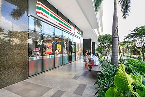 RIVERGATE apartment infinity pool & Gym