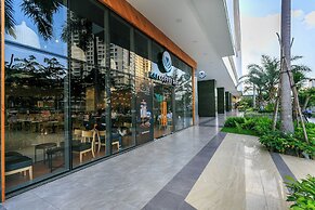 RIVERGATE apartment infinity pool & Gym