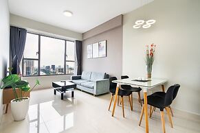 RIVERGATE apartment infinity pool & Gym