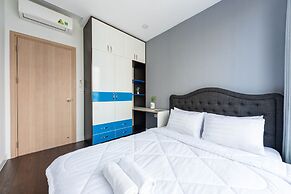 RIVERGATE apartment infinity pool & Gym