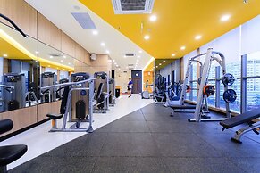 RIVERGATE apartment infinity pool & Gym