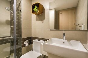 RIVERGATE apartment infinity pool & Gym