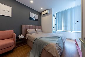 RIVERGATE apartment infinity pool & Gym