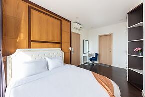 RIVERGATE apartment infinity pool & Gym