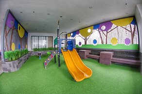 RIVERGATE apartment infinity pool & Gym