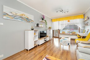 Wojskowa Apartment by Renters