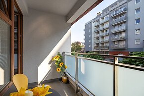 Wojskowa Apartment by Renters