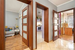 Wojskowa Apartment by Renters