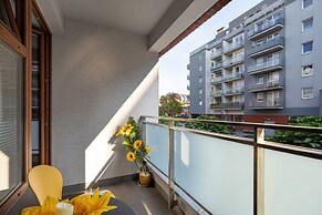 Wojskowa Apartment by Renters