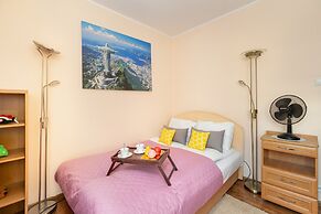 Wojskowa Apartment by Renters
