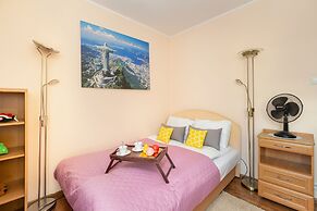 Wojskowa Apartment by Renters