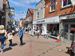 Impeccable 3 bed 2 Bath Central Cowes Cottage